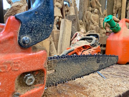 Kettensäge im Schuppen