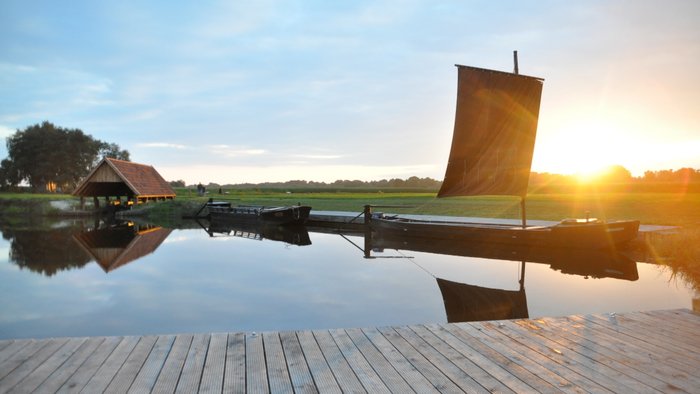 Der Torfschiffhafen an der Kreuzkuhle mit dem Holzsteg im Vordergrund und zwei Torfkähnen im Abendlicht