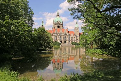 Blick auf das Neue Rathaus in Hannover am Wasser