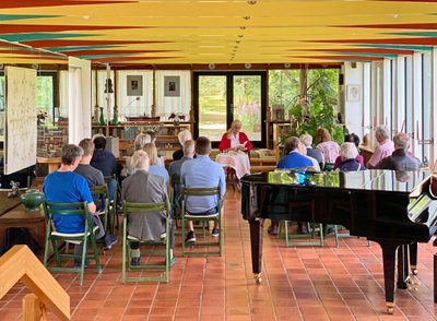 Lesung vor vielen Gästen im großen hellen Veranstaltungsraum während des Literaturnachmittages im Hause Kempowski