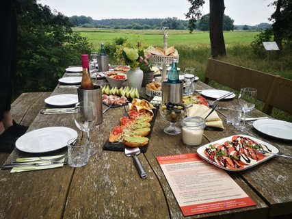 Gedeckte Tafel am"Tischlein deck Dich!"-Rastplatz auf den NORDPFAD Ostetal