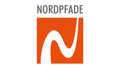 Logo der NORDPFADE-Wanderregion mit einem weiß-geschwungenen N auf einem orangefarbenen Quadrat