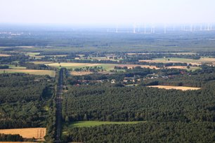 Blick auf Wald und Westerwalsede an den Bahnschienen