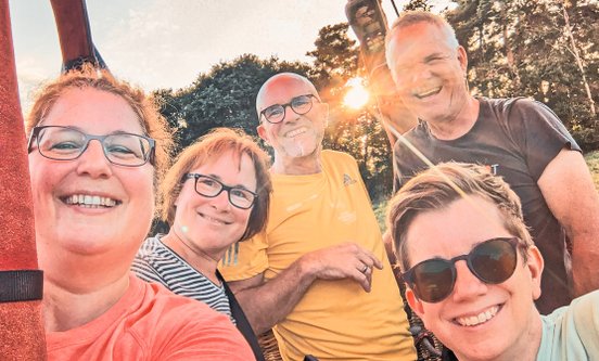 Selfie mit dem gesamten Team, inklusive Miro, im Abendlicht