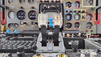 Bunte Knöpfe und Schalter im Cockpit der Transall