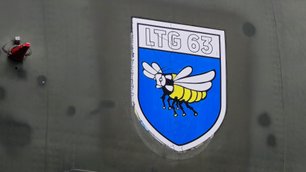 Das Typenschild LTG 63 ist blau-weiß mit einer mit Hummel drauf