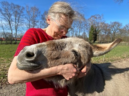 Almuth kuschelt mit Else