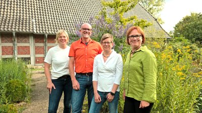 Das Team des Touristikverbands Landkreis Rotenburg (Wümme) steht vor dem Heimathaus Rotenburg