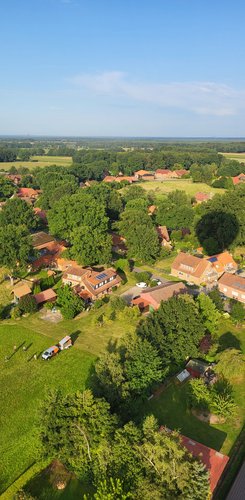 Anfahrt mit dem Ballon auf den Landeplatz direkt neben Häusern