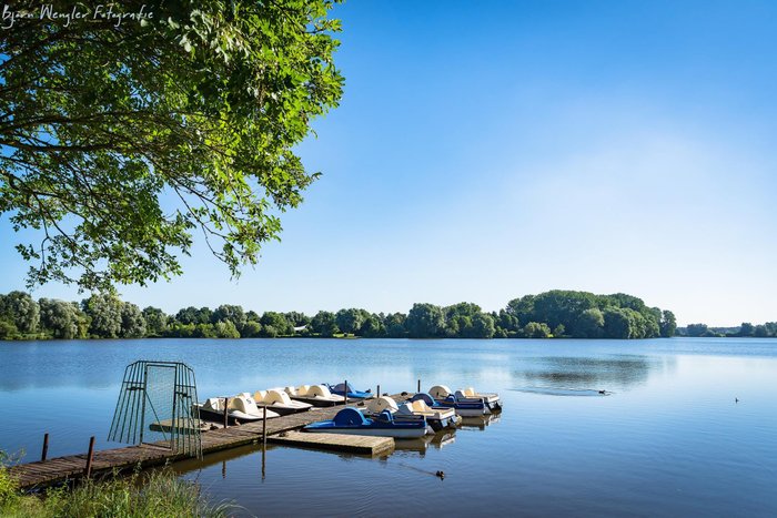 Eine ruhige Stimmung am Vörder See, an dem Tretboote am Steg liegen