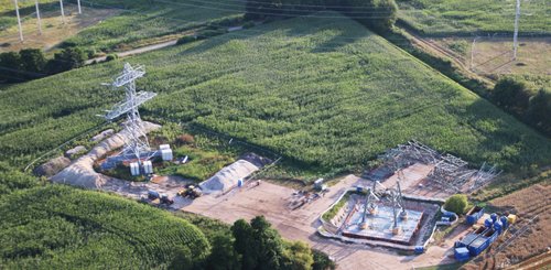 Baustelle an einem Mast einer Hochspannungsleitung