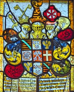 Bunt bemaltes historisches Kirchenfenster in Oese, unter anderem mit dem Bremer Wappen