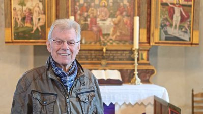 Portrait von Herbet Tietjen vor dem Altar der Oeser Kirche