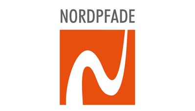 Logo der NORDPFADE-Wanderregion mit einem weiß-geschwungenen N auf einem orangefarbenen Quadrat