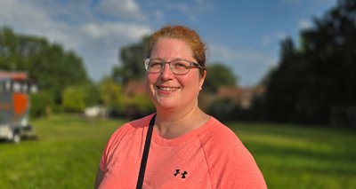 Verena Henke strahlt vor ihrem Abschiedsflug bei schönstem Wetter in die Kamera