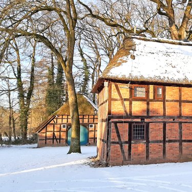 Im Schnee erinnert die Werkstatt noch mehr an ein Hexenhäuschen als im Sommer