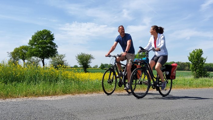 Paar macht im Frühling eine Radtour