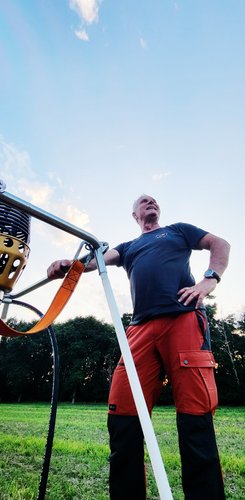 Miro von unten aufgenommen in Männerpose am Gasgerät