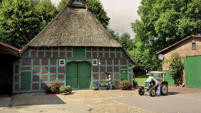 Älteres Paar auf einem schönen Fachwerkhof in der Geestequelle