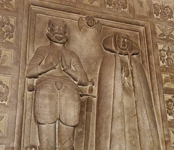 Teil der steinernen Grabplatte vom Ehepaar von Issendorff, auf dem die beiden mit vor der Brust gehaltenen Händen zu sehen sind