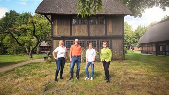Das Team des Touristikverbands Landkreis Rotenburg (Wümme) steht vor dem Honigspeicher am Heimathaus Rotenburg