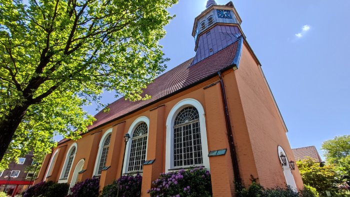 Blick auf die Bremervörder St. Liborius-Kirche im Frühling
