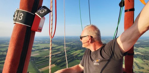 Miro steuert den Ballon, während er den Blick in die Weite genießt