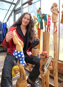 Ragna Reusch inmitten ihrer Holzsulpturen