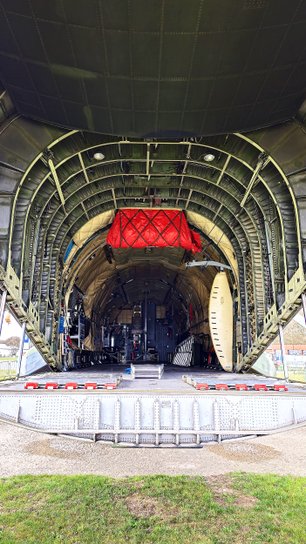 Blick von außen in den halb geöffneten Laderaum der Transall