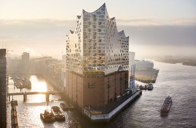 Die Hamburger Elbphilharmonie, das neue Wahrzeichen der Hansestadt, in besonderem Morgenlicht
