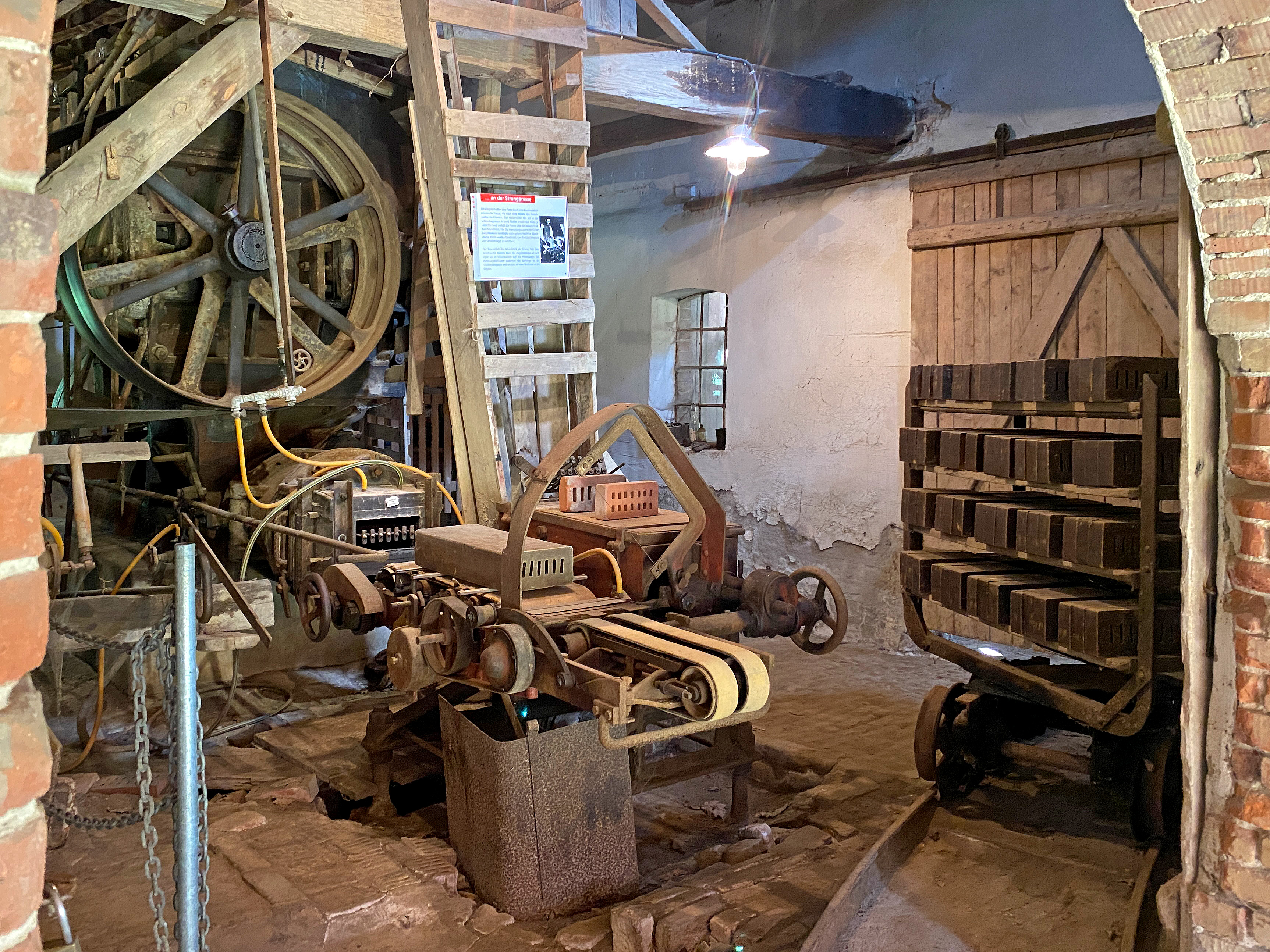 Ziegelpresse im Maschinenhaus