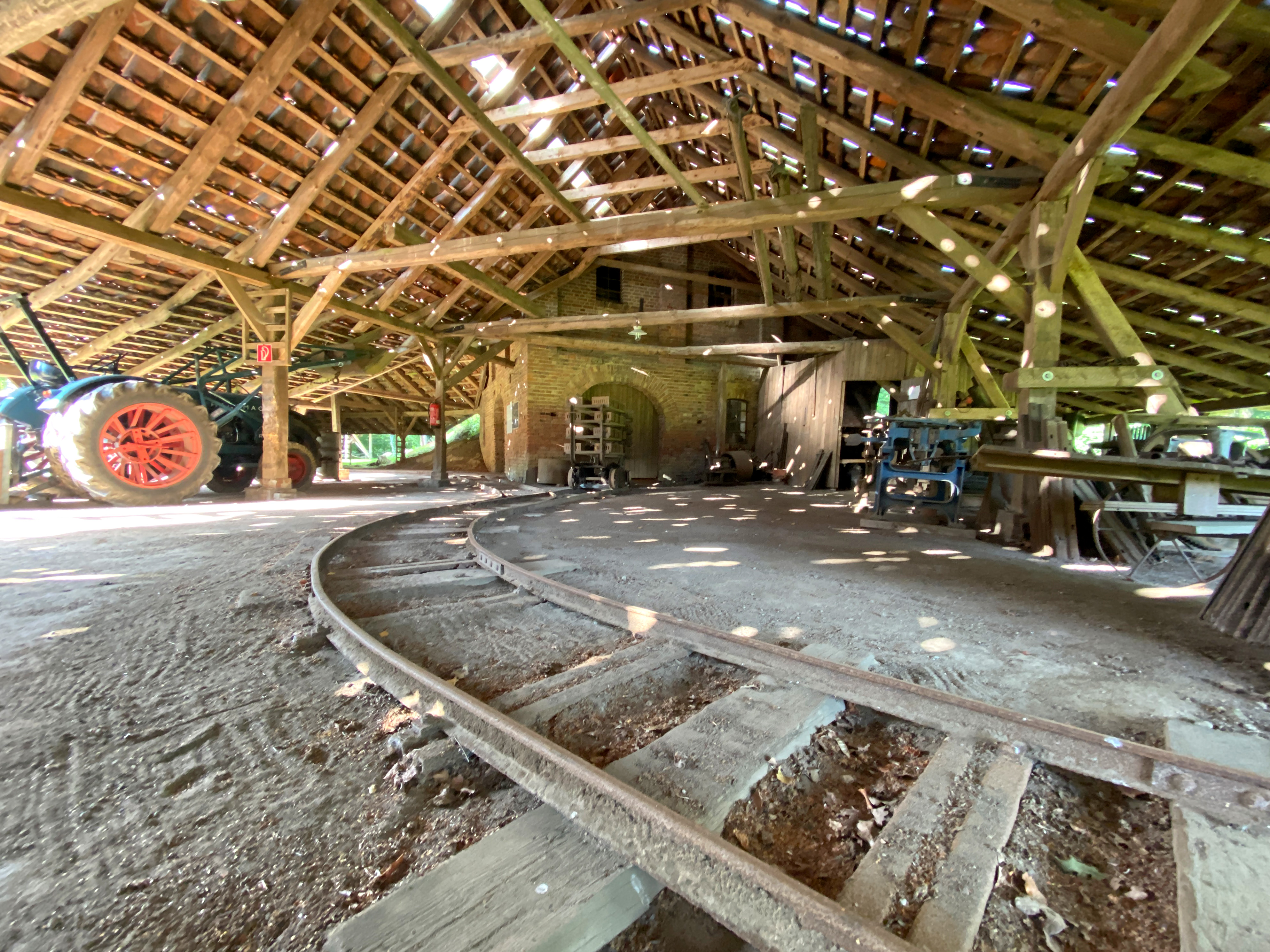 Schienen führen zum Maschinenhaus