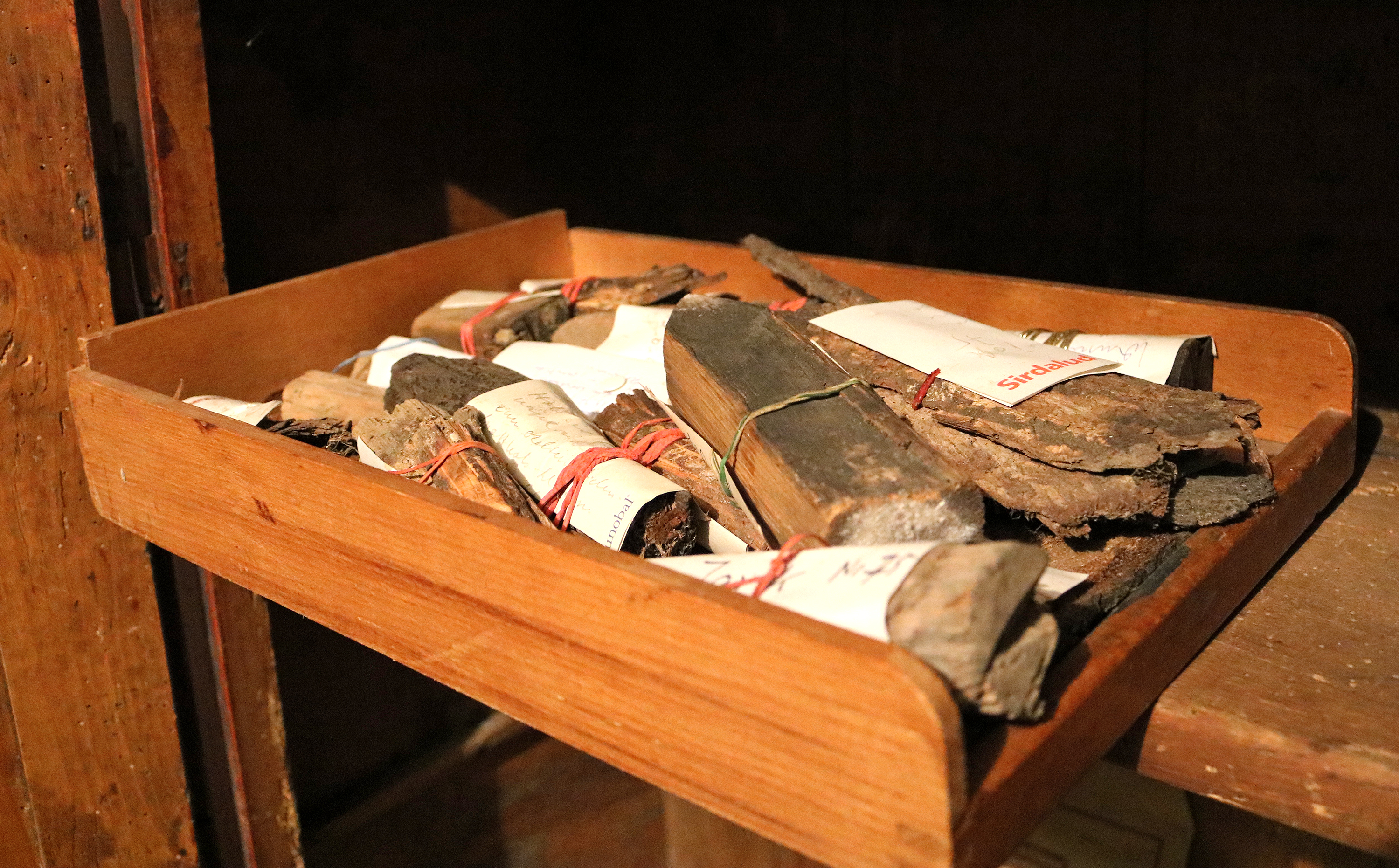 Holz-Fundstücke aus Zauberbohrungen in Eckes Hus in Ostereistedt