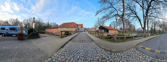 Wohnmobilstellplatz, Wassermühle und Mühlenteich im Panorama