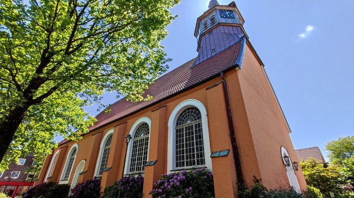 Blick auf die Bremervörder St. Liborius-Kirche im Frühling, Foto: Natur- und Erlebnispark Bremervörde GmbH