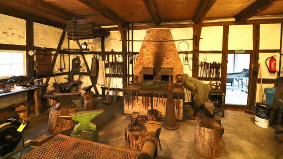 Die Schmiede befindet sich in einem separaten Gebäude