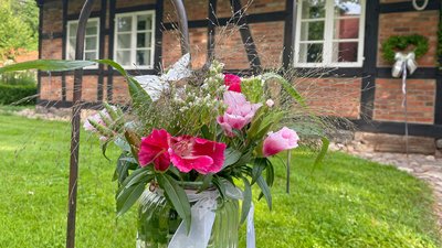 Hochzeitsdeko vor dem Heimathaus