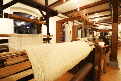 Bauernwebstuhl mit weißem Garn