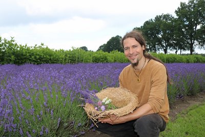 Stephan vor einem Lavendelfeld