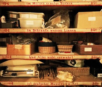 Alter Schrank mit Schriftbändern und Sammelsurium