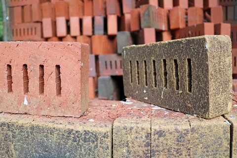 Helle und dunkle Ziegel