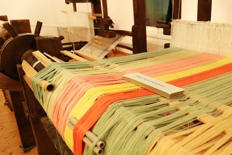 Webstuhl mit buntem Garn