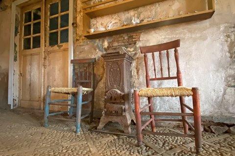 Zwei Stühle in blauer und roter Farbe im Flett von Eckes Hus