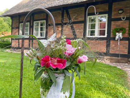 Hochzeitsdeko vor dem Heimathaus