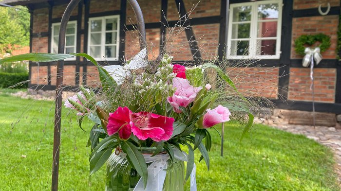 Hochzeitsdeko vor dem Heimathaus