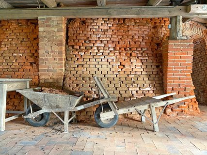 Schubkarre vor dem Ofen