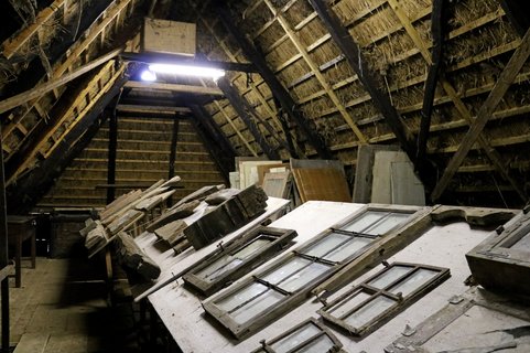 Dachboden mit alten Fenstern im Bauernhaus Eckes Hus 