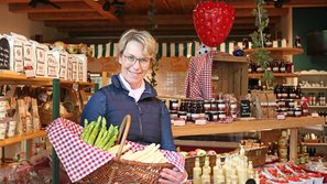 Friederike Schloh mit Spargel im Hofladen