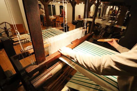 Blick über die Schulter - die Weberin und das Schiffchen