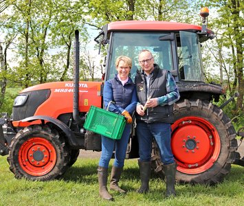 Schlohs vor dem Traktor